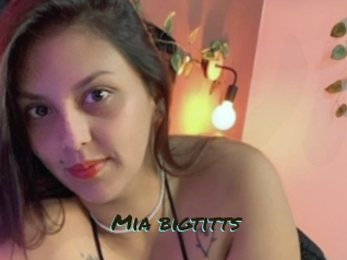 Mia_bigtitts